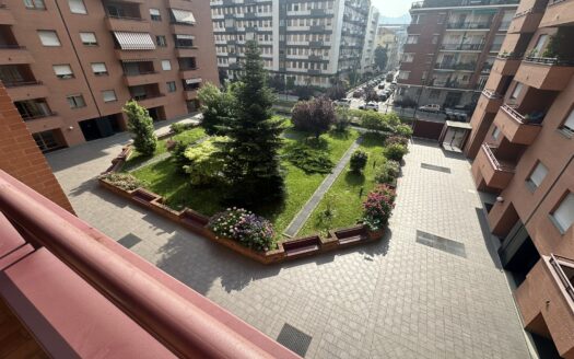 Adiacenze Corso Bramante quadrilocale in signorile complesso residenziale