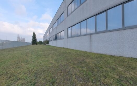 Riva Presso Chieri, Capannone di 5000 mq con area esterna di 3000 mq