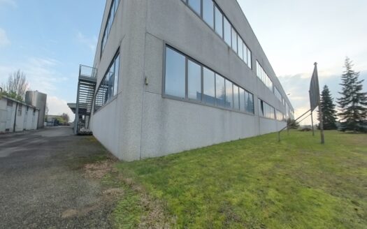 Riva Presso Chieri, Capannone di 5000 mq con area esterna di 3000 mq