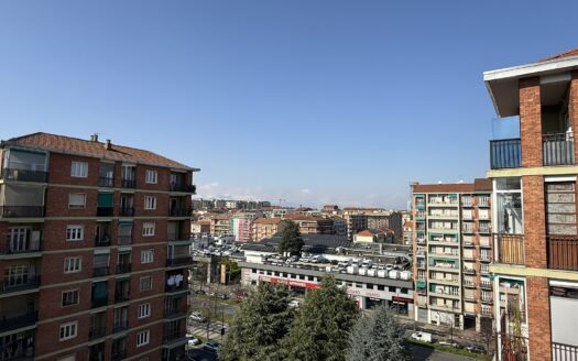 Corso Corsica, luminoso quadrilocale piano alto