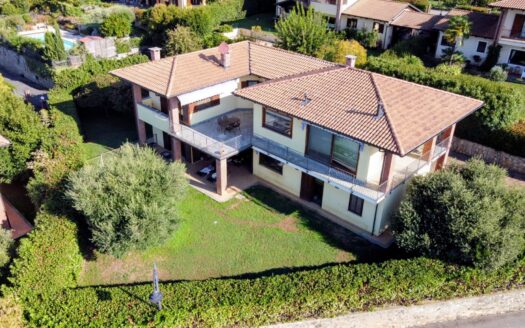 Villa con giardino e vista lago di Viverone